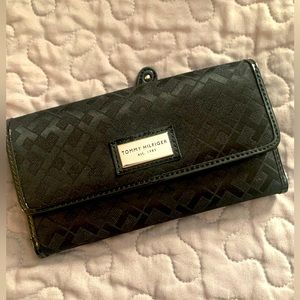 New Tommy Hilfiger Black Signature Logo Tri-
Fold Wallet